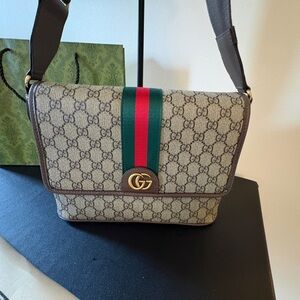 Gucci Beige Shoulder/Crossbody Messenger Bag with Green and Red Stripe